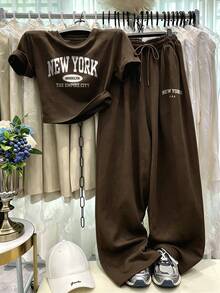 Resyla 夏季時尚休閒，適合日常與運動穿著的女士兩件套，女士咖啡棕 NEWYORK 字母印花圓領短袖 T 恤套裝，BROOKLYN 字母印花 T 恤套裝，優雅舒適設計，休閒出遊兩件套 - 咖啡棕 - 查看 1
