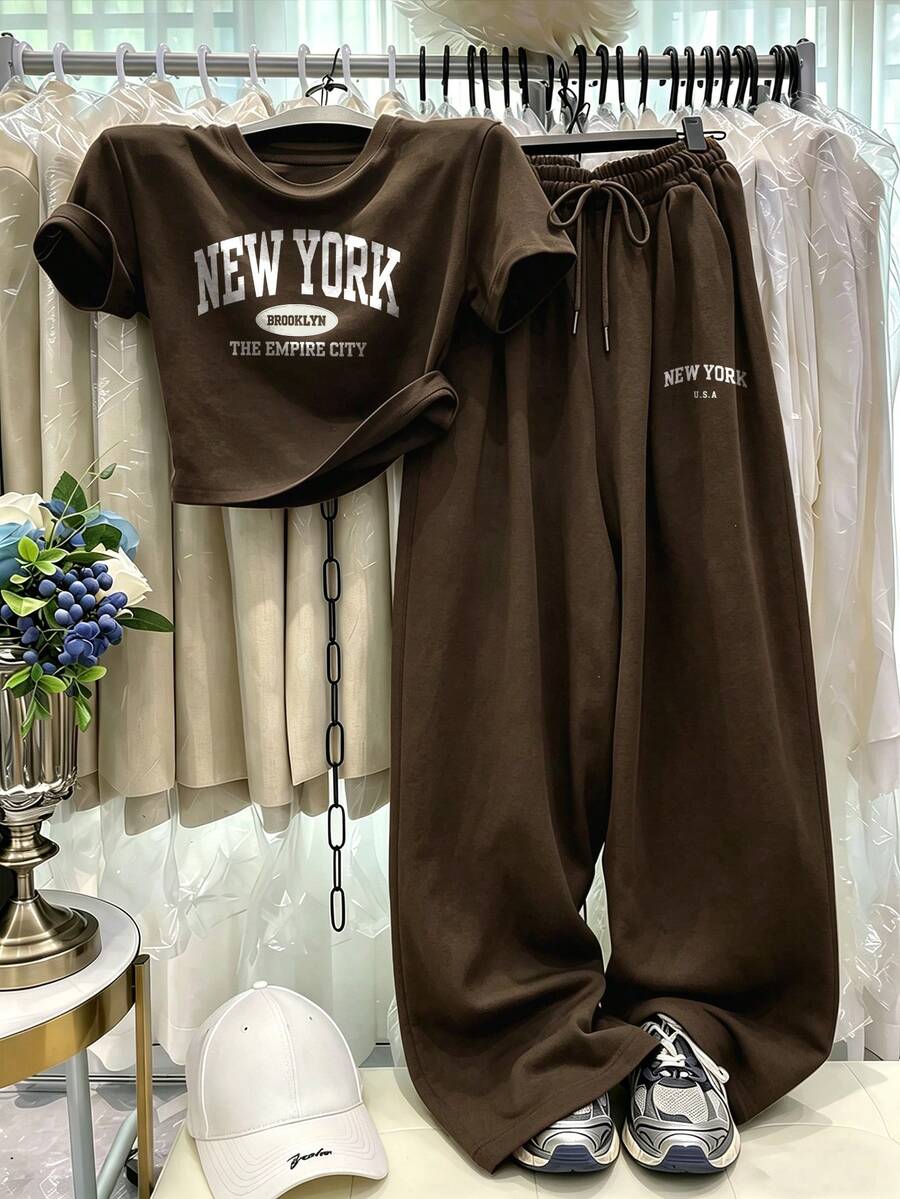 Resyla 夏季時尚休閒,適合日常與運動穿著的女士兩件套,女士咖啡棕 NEWYORK 字母印花圓領短袖 T 恤套裝,BROOKLYN 字母印花 T 恤套裝,優雅舒適設計,休閒出遊兩件套 - 咖啡棕 - 查看 1