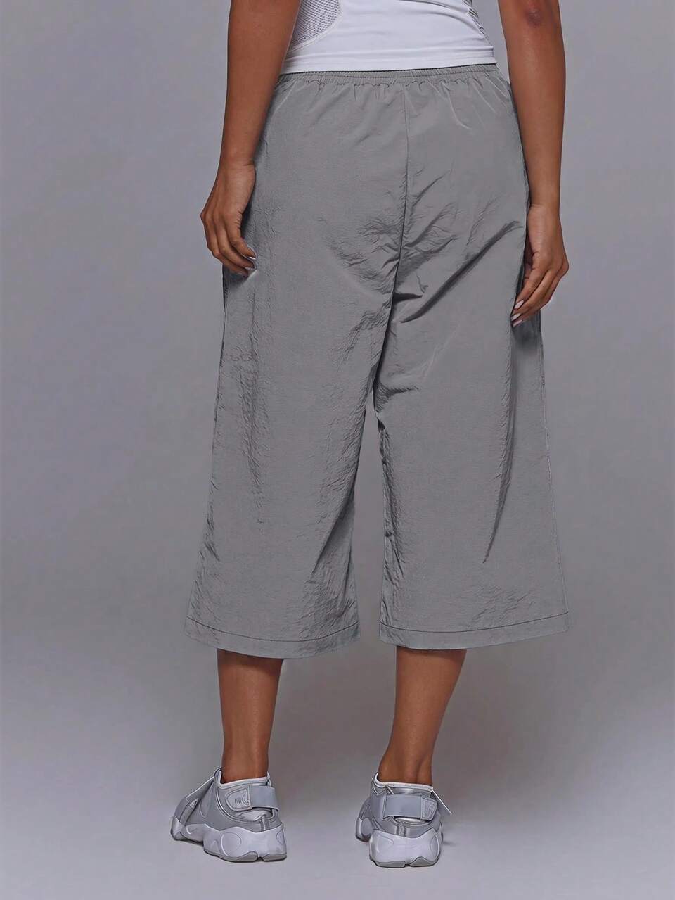 Pantaloni Capri in nylon sportivi con vita arricciata elastica, logo laterale, gamba ampia, coordinato, stile vintage Y2K carino, per palestra, pilates, corsa e uso quotidiano