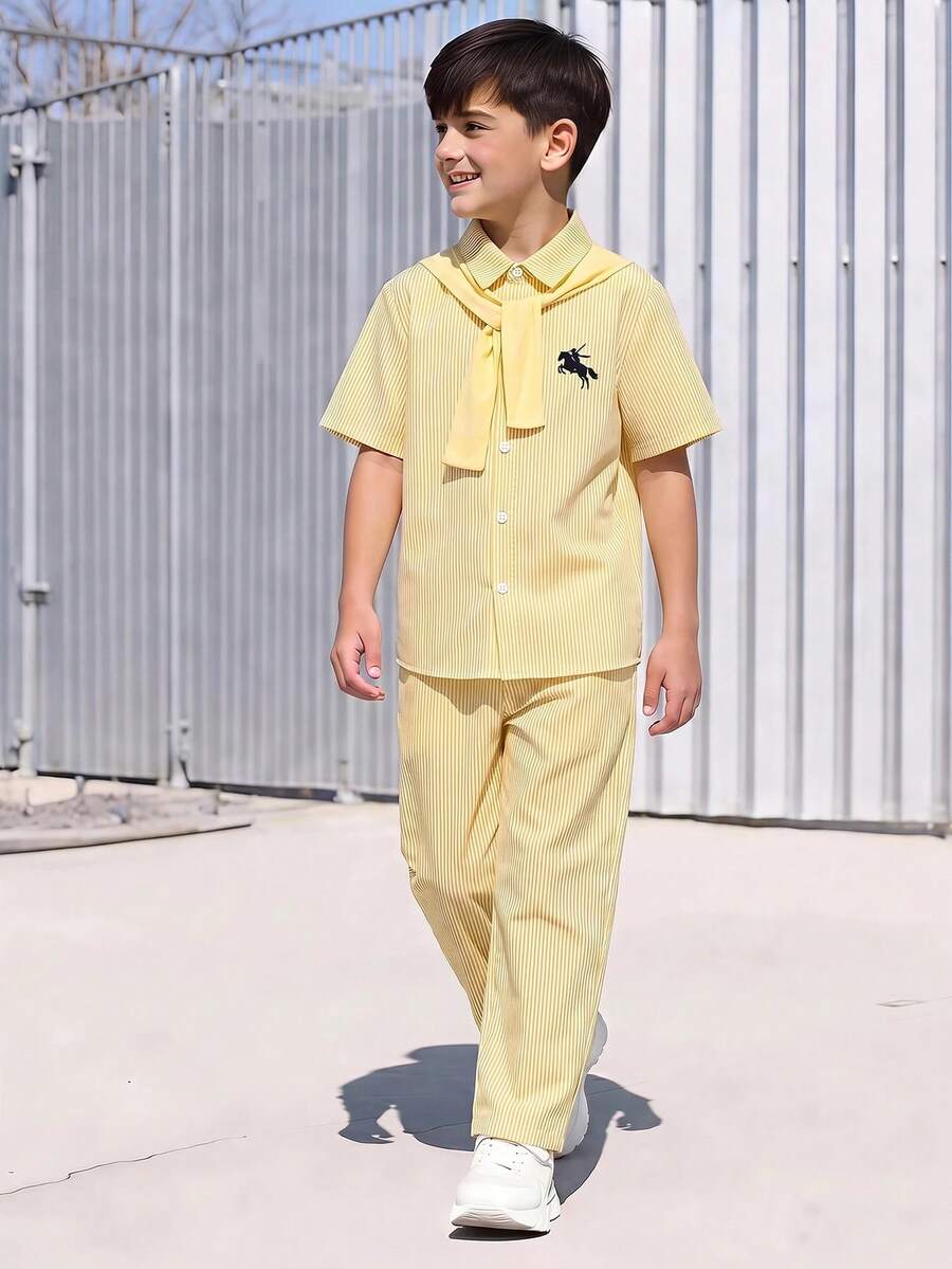 SHEIN 青少年男孩返校 3 件套休閒條紋短袖印花襯衫與鬆緊腰長褲套裝，附純色披肩，適合秋冬春夏、戶外玩耍、學校、街頭風、派對與居家休閒