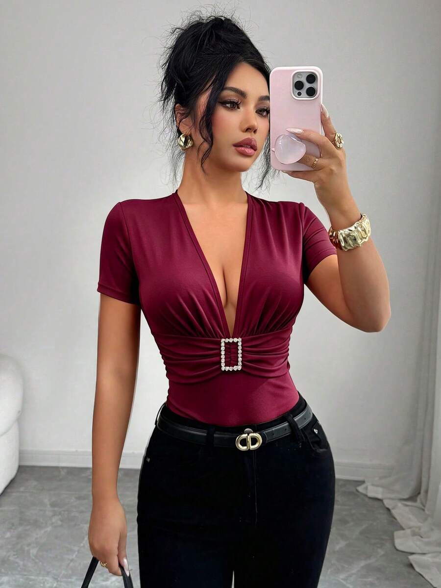 Elenzga Kaos Wanita Model V-Neck Merah Terbaru Musim Panas, Potongan Slim Fit, Kancing Rhinestone, Elegan, Gaya Seksi untuk Beraktivitas di Luar Rumah - Burgundy - View 1
