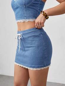 SHEIN Essnce Mini-jupe en denim tricoté à taille basse avec bordure en dentelle - Bleu azur - Voir 7