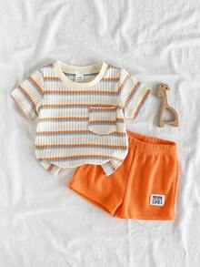 SHEIN Playful Pals 2件套幼儿男童时尚黑白条纹华夫格针织面料口袋圆领短袖T恤和黑色弹力腰字母贴片短裤套装，夏季 - 橘色 - 查看 4