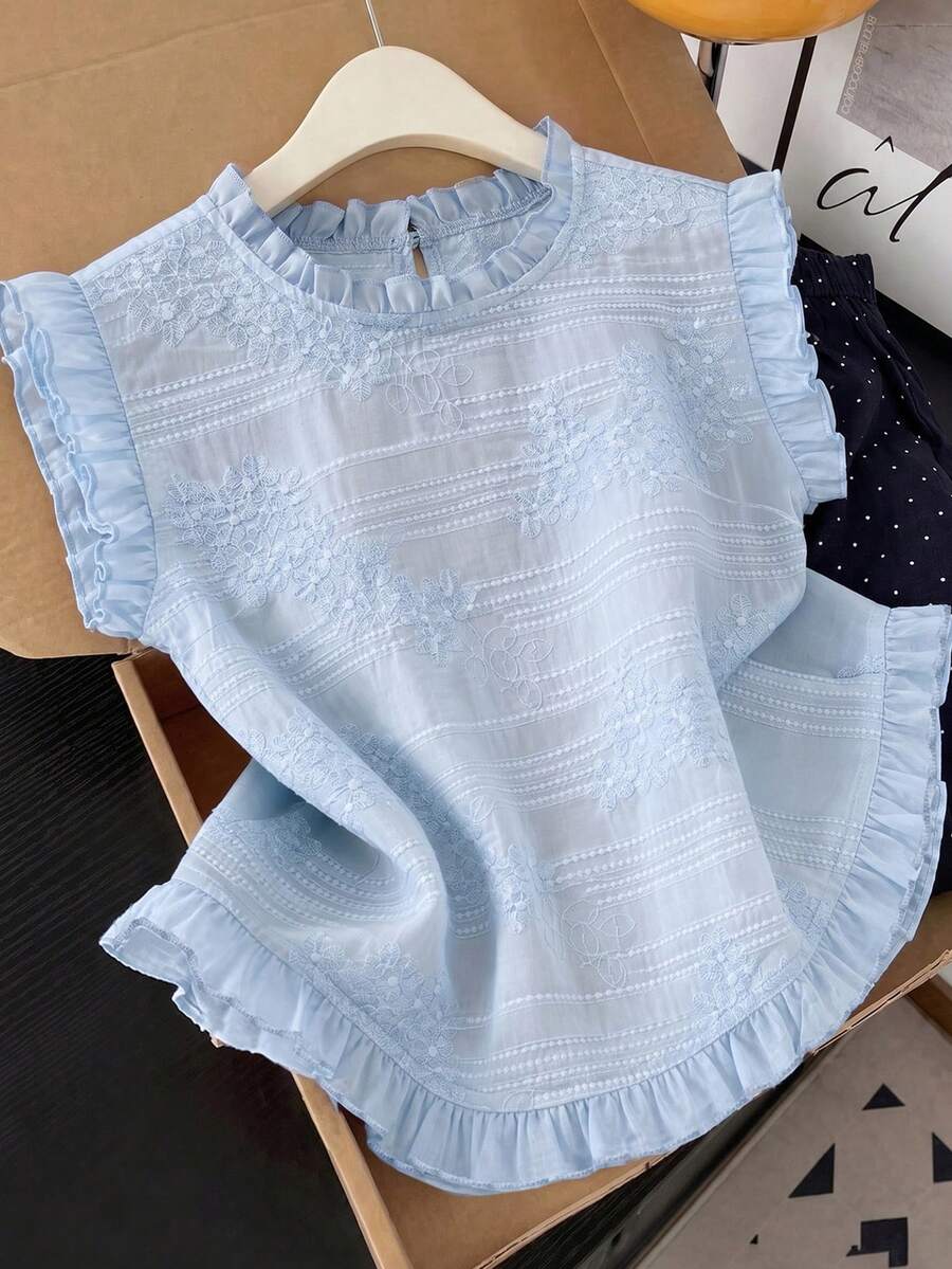 GlowEve CURVE Blusa azul de talla grande con cuello redondo, cuello con volantes, mangas acampanadas, tejida y bordada - Azul - Ver 1