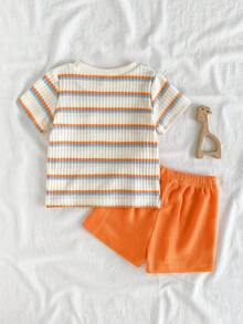SHEIN Playful Pals 2件套幼儿男童时尚黑白条纹华夫格针织面料口袋圆领短袖T恤和黑色弹力腰字母贴片短裤套装，夏季 - 橘色 - 查看 2