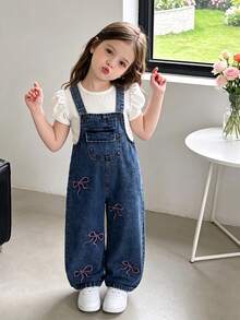 SHEIN ChillGRL 2026春夏新款 SS26 兒童夏季服飾 幼女休閒百搭牛仔吊帶褲 輕淺藍牛仔布 粉色蝴蝶結刺繡 寬鬆直筒褲腿 舒適柔軟細棉牛仔面料 適合度假旅行 日常穿著 春夏秋冬皆宜 復古時尚風格 - 深色水洗藍 - 查看 2