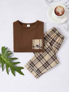 SHEIN Genkimix Kids 两件套男童时尚休闲家居服，圆领长袖上衣，深灰棕色，带格子口袋，搭配米色和棕色格子图案长裤，采用轻盈柔软舒适的针织面料，适合春秋休闲居家穿着。 - 卡其色 - 查看 3