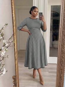 SHEIN Lady CURVE 大尺碼女款格紋圓領七分袖百褶下擺優雅洋裝 - 黑與白 - 查看 3
