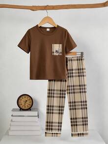 SHEIN Genkimix Kids 两件套男童时尚休闲家居服，圆领长袖上衣，深灰棕色，带格子口袋，搭配米色和棕色格子图案长裤，采用轻盈柔软舒适的针织面料，适合春秋休闲居家穿着。 - 卡其色 - 查看 6