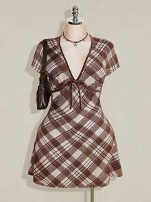 SHEIN ICON 大尺碼復古1960年代性感千禧風Y2K簡約休閒優雅通勤深V領棕色格紋學院風絲絨緞帶洋裝生日禮物 - 棕色 - 查看 4