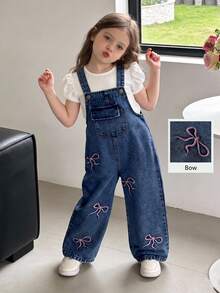 SHEIN ChillGRL 2026春夏新款 SS26 兒童夏季服飾 幼女休閒百搭牛仔吊帶褲 輕淺藍牛仔布 粉色蝴蝶結刺繡 寬鬆直筒褲腿 舒適柔軟細棉牛仔面料 適合度假旅行 日常穿著 春夏秋冬皆宜 復古時尚風格 - 深色水洗藍 - 查看 9