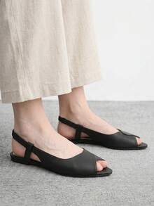 CUCCOO BIZCHIC 女款黑色簡約溫柔後扣帶露趾涼鞋，通勤百搭日常舒適平底鞋 - 黑色 - 查看 5