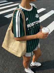 休閒極簡深綠色圓領短袖寬鬆版型青少年女孩T恤，適合夏季，搭配對比白色領口與條紋袖子。馬印花增添復古、學院風、經典、時尚、青春與街頭風格。可愛夏季穿搭 - 白色 - 查看 6