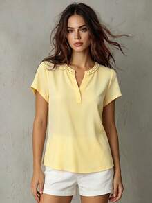 SHEIN Franclia 女款V領短袖上衣，舒適面料，適合度假、日常穿著、休閒、海灘、約會、派對、都市夏季假期，多功能女款上衣，優雅經典女款襯衫，商務休閒女款上衣，女款正式優雅休閒上衣，新款女款襯衫，新款優雅女款襯衫，辦公室女款上衣，黃色珠飾領V領短袖上衣，檸檬黃珠飾領上衣，優雅黃色珠飾領工作上衣，女款夏季上衣，女款純色襯衫 - 黃色 - 查看 1
