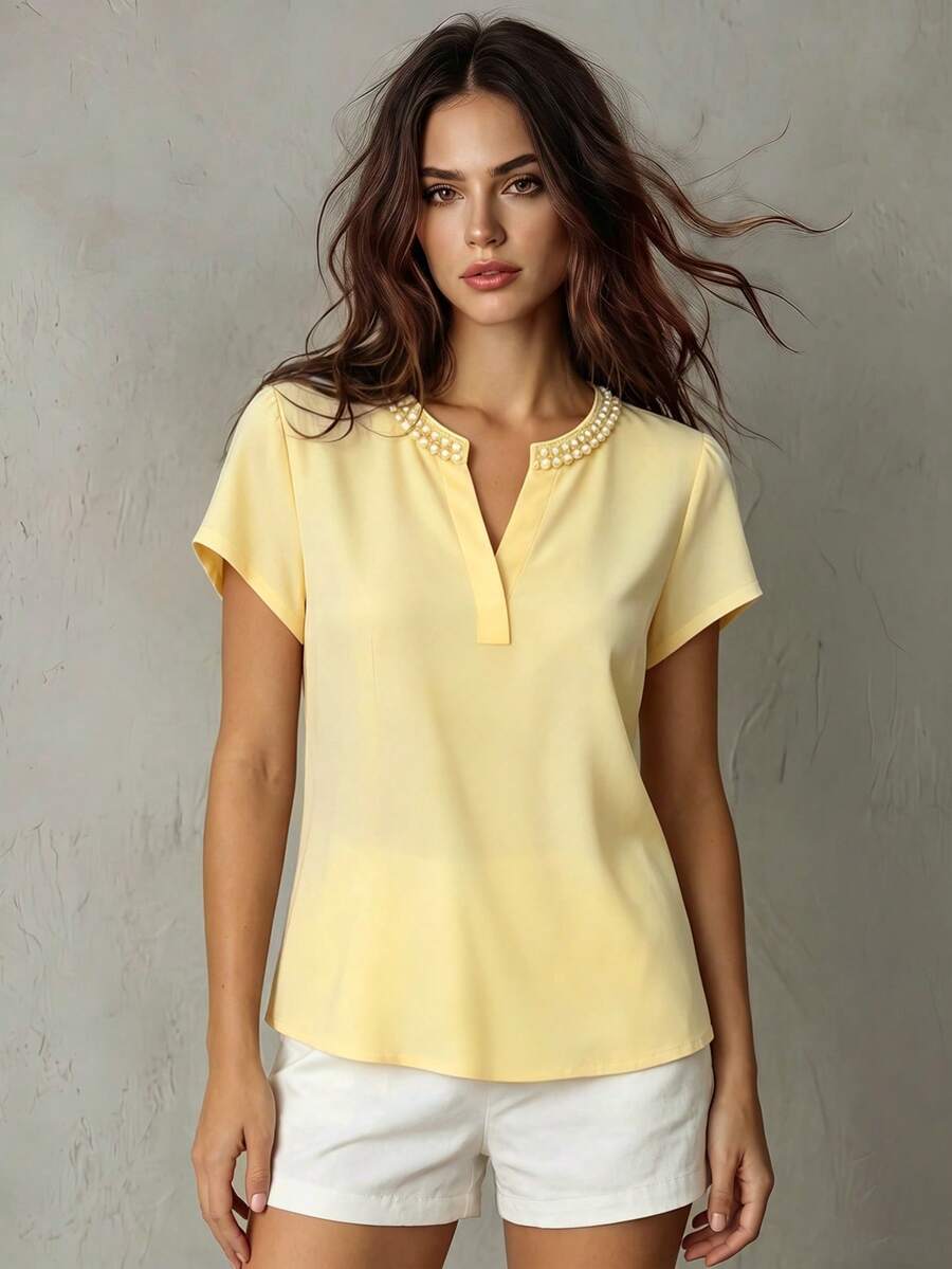 SHEIN Franclia 女款V領短袖上衣,舒適面料,適合度假、日常穿著、休閒、海灘、約會、派對、都市夏季假期,多功能女款上衣,優雅經典女款襯衫,商務休閒女款上衣,女款正式優雅休閒上衣,新款女款襯衫,新款優雅女款襯衫,辦公室女款上衣,黃色珠飾領V領短袖上衣,檸檬黃珠飾領上衣,優雅黃色珠飾領工作上衣,女款夏季上衣,女款純色襯衫 - 黃色 - 查看 1