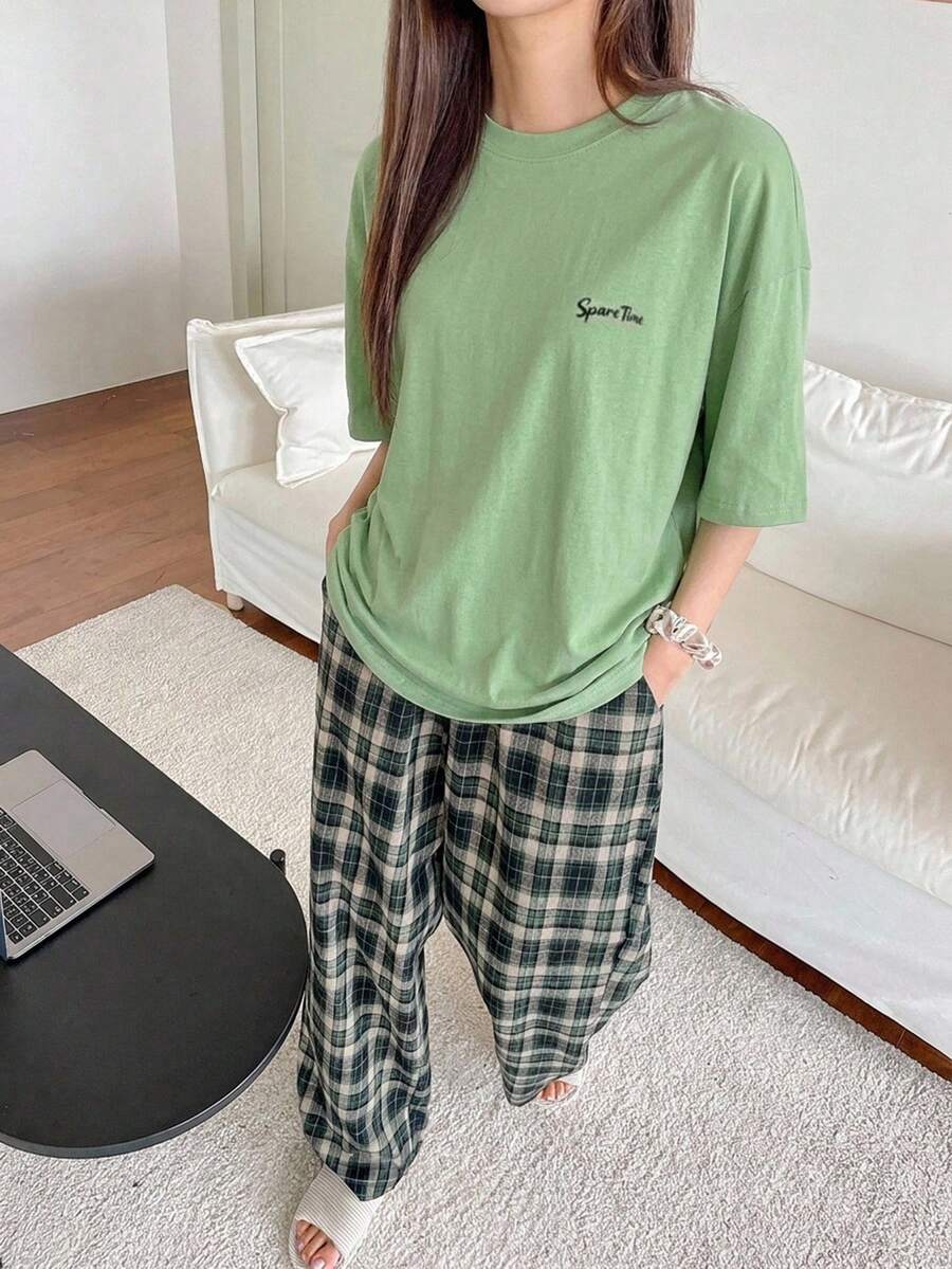 DAZY 2件組寬鬆小字母印花東亞風T恤與格紋長褲居家服套裝 - 綠色 - 查看 1