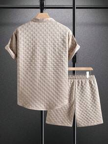 Manfinity Homme 男士休閒紋理單排扣短袖襯衫與抽繩腰口袋短褲套裝 - 摩卡棕 - 查看 2