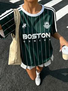 休閒極簡深綠色圓領短袖寬鬆版型青少年女孩T恤，適合夏季，搭配對比白色領口與條紋袖子。馬印花增添復古、學院風、經典、時尚、青春與街頭風格。可愛夏季穿搭 - 白色 - 查看 1