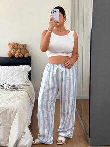 Napfluff CURVE Napfluff CURVE Calça de Pijama Feminina Plus Size com Estampa Floral Listrada Azul & Branca, Decoração de Laço Branco, Uso em Todas as Estações - Azul e Branco - Visão 7