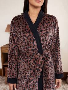 Doze Lane 休閒豹紋拼接領毛絨前綁帶大尺碼睡袍 巧克力棕色 秋季夜間穿著 - 彩色 - 查看 4