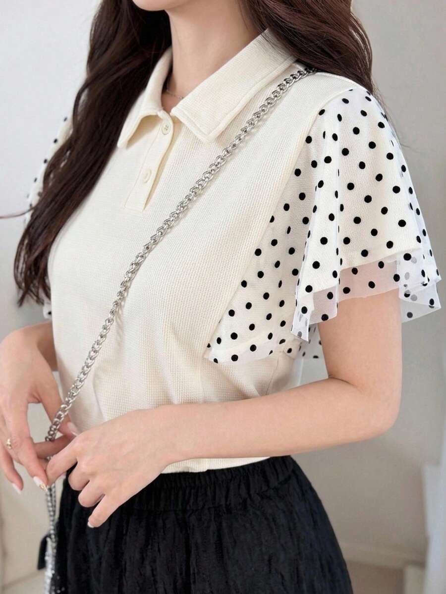 FRIFUL 女款波浪荷葉邊白色黑波點鬆身對比邊短袖T恤,夏季休閒優雅上衣,適合早午餐日常穿搭的可愛上衣 - 杏色 - 查看 1