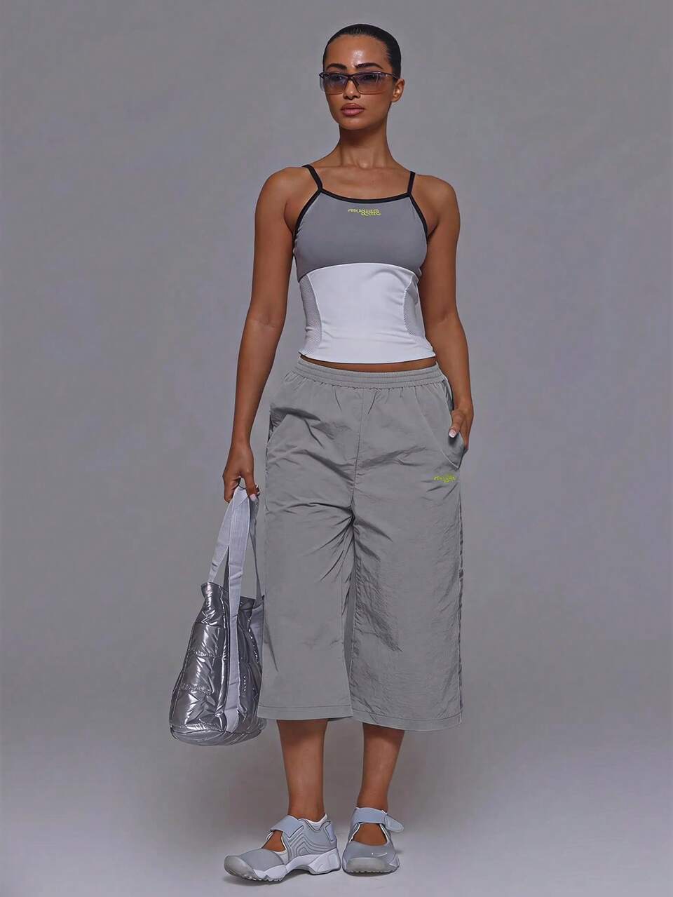 Pantaloni Capri in nylon sportivi con vita arricciata elastica, logo laterale, gamba ampia, coordinato, stile vintage Y2K carino, per palestra, pilates, corsa e uso quotidiano