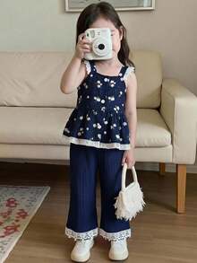 SHEIN Playful Pals 女童春夏套装，藏蓝色无袖上衣+配套阔腿裤；上衣采用吊带设计，饰以清新碎花图案，领口和下摆饰有白色蕾丝花边，尽显精致柔美；阔腿裤采用松紧腰带设计，裤脚同样饰有蕾丝花边，打造甜美清新的整体造型。轻盈舒适的面料，适合日常穿着。女童裤装上衣女童夏季套装2件套 - 寶藍色 - 查看 2