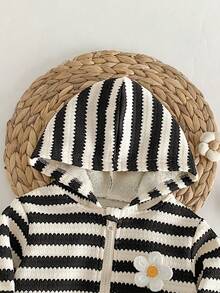 SHEIN Playful Pals 女嬰休閒紋理條紋保暖內裡連帽拉鍊外套，適合秋冬穿著 - 黑與白 - 查看 4
