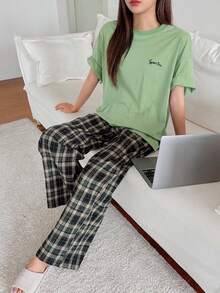 DAZY 2件組寬鬆小字母印花東亞風T恤與格紋長褲居家服套裝 - 綠色 - 查看 5