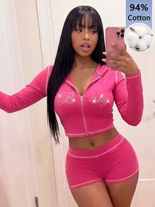 Amplova Conjunto de 2 piezas para mujer con top corto con capucha y cremallera delantera con letras de strass & mini shorts - Rosa Fucsia - Ver 3