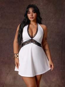 Rustia Gaun Seksi Minimalis, Pas Badan, Ramping, Hitam & Putih dengan Kontras Renda, Leher Halter, Tanpa Punggung - Putih - View 5