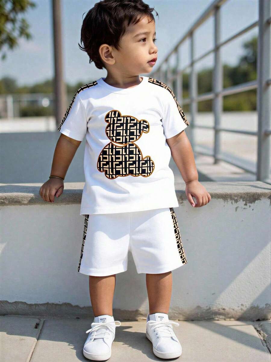 SHEIN Genkimix Kids 男童时尚舒适针织撞色短袖T恤+印花休闲短裤套装(2件套),适合外出、度假、旅行、休闲、日光浴、夏季穿着。 - 白色 - 查看 1