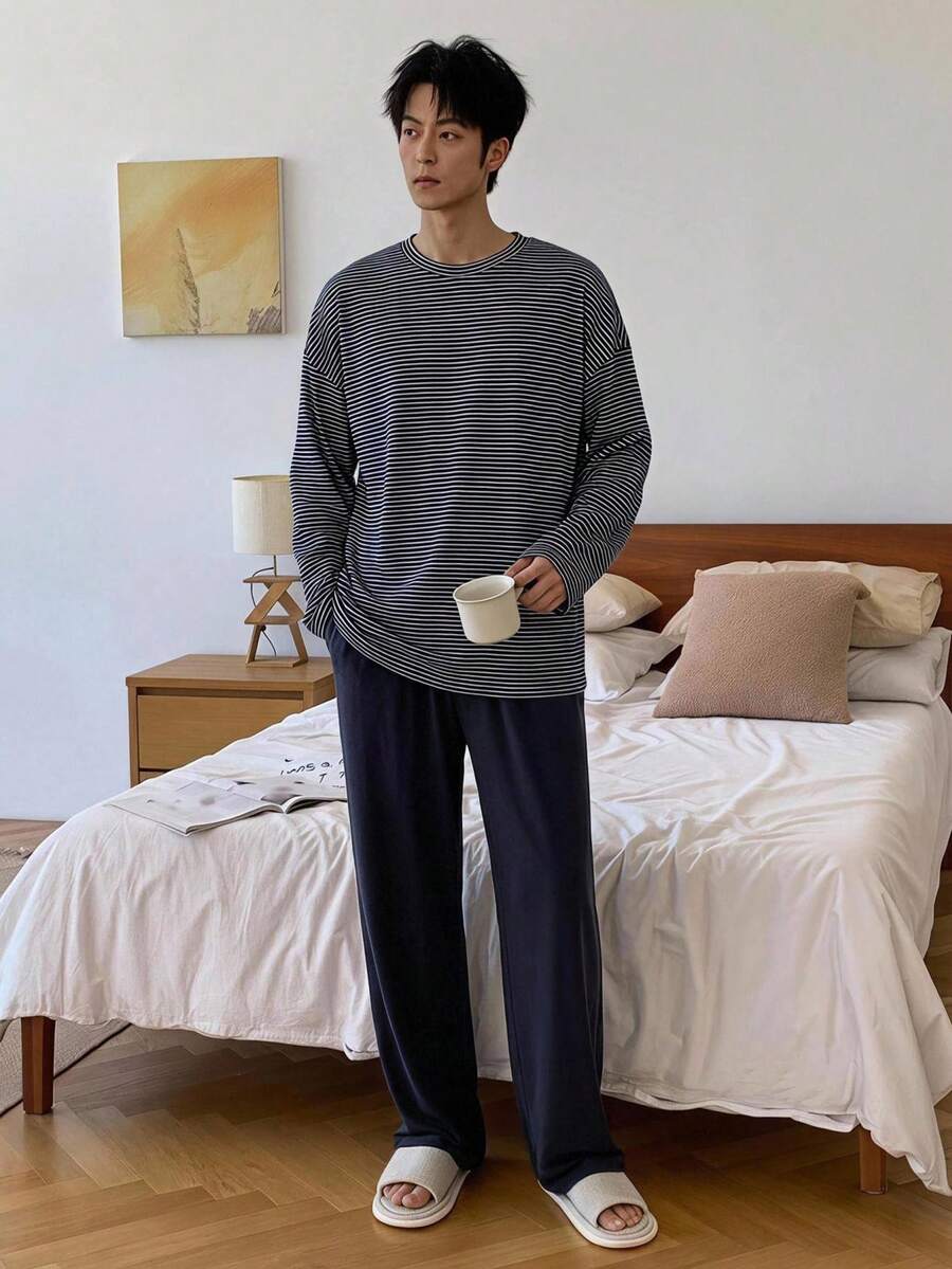 DAZY 春秋款白色與海軍藍條紋上衣搭配純色鬆緊腰長褲男士居家休閒套裝 - 彩色 - 查看 1