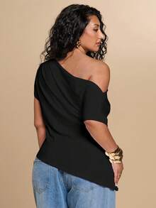 SHEIN BAE CURVE Kaos Wanita Ukuran Besar Serbaguna dengan Bahu Asimetris dan Hem Asimetris Berkerut - Hitam - View 3