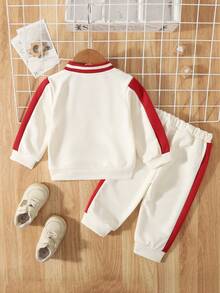 SHEIN Playful Pals 2件組 幼兒男童 Polo 衫長褲套裝 學院風 白色紅配色 紐約條紋 長袖翻領 生日男孩 春秋慢跑穿搭 - 紅白色 - 查看 3