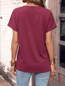 Zayélia Kaos Henley warna Dusty Rose lengan pendek, kancing sebagian di bagian depan, potongan longgar. Kasual untuk liburan musim panas. - Merah - View 2