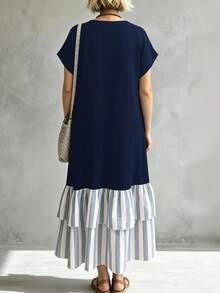 SHEIN LUNE CURVE 大尺碼女款夏季寬鬆極簡休閒度假V領短袖喇叭袖藍色拼接條紋雙層荷葉邊修身遮肉長洋裝 - 藍色 - 查看 8