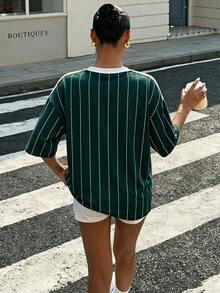 休閒極簡深綠色圓領短袖寬鬆版型青少年女孩T恤，適合夏季，搭配對比白色領口與條紋袖子。馬印花增添復古、學院風、經典、時尚、青春與街頭風格。可愛夏季穿搭 - 白色 - 查看 2