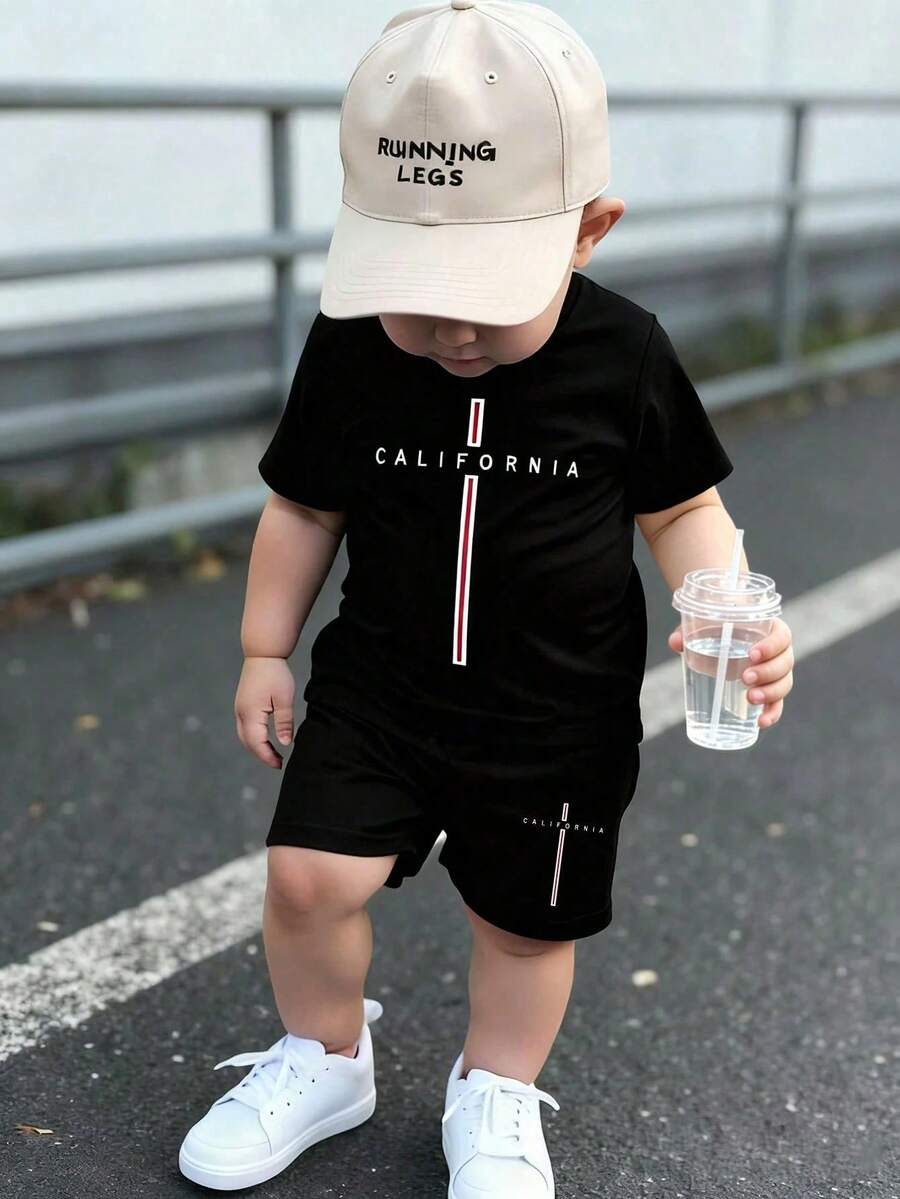 SHEIN Coolqubz 一套男童休闲时尚舒适简约运动撞色字母印花加州短袖T恤和短裤套装,春夏装扮 - 黑色 - 查看 1