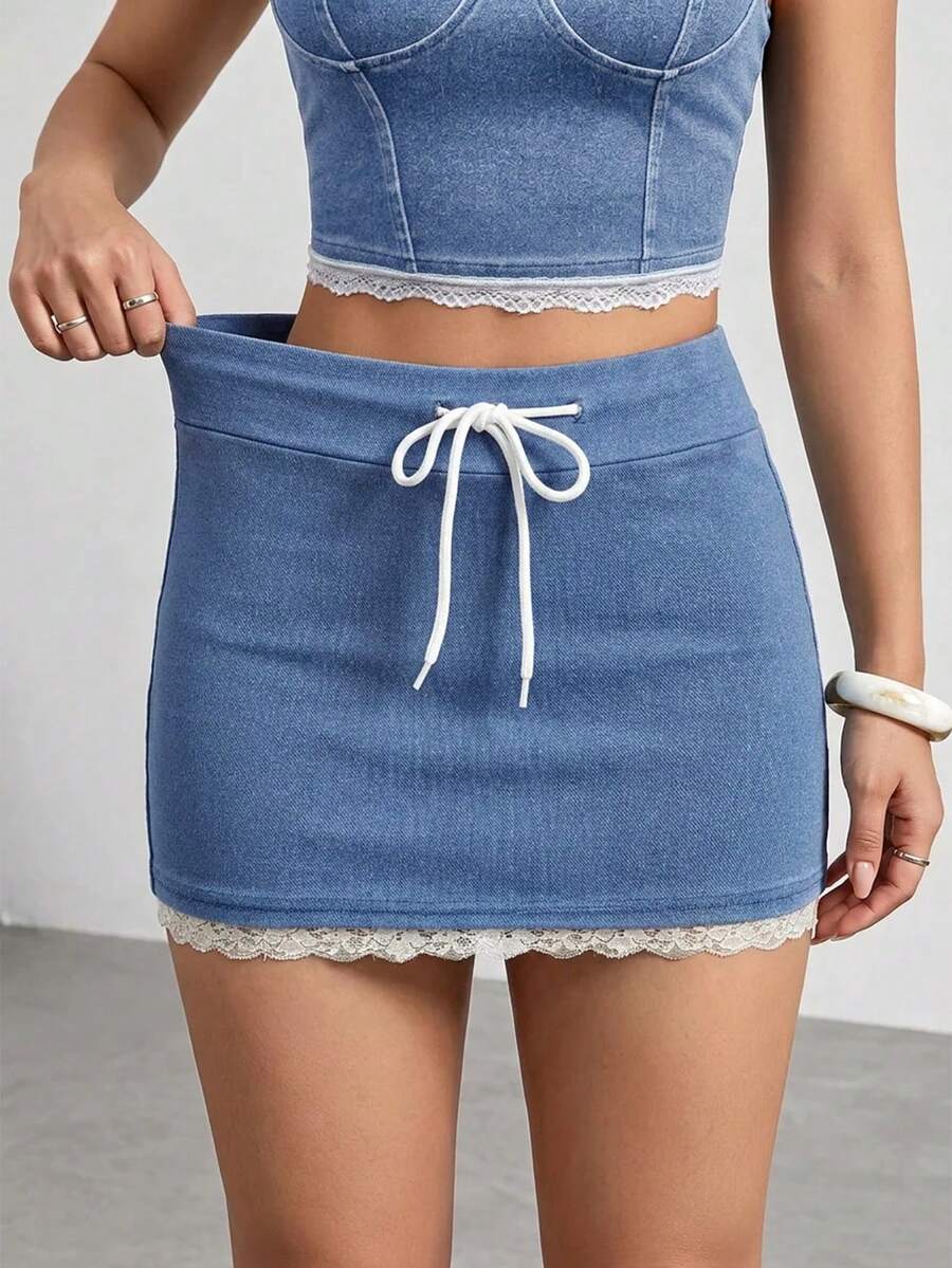 SHEIN Essnce Mini-jupe en denim tricoté à taille basse avec bordure en dentelle - Bleu azur - Voir 1