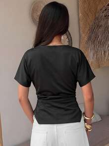 Aloruh 女款優雅船領蝙蝠袖不對稱下擺修身套頭T恤，極簡休閒通勤上衣 - 黑色 - 查看 3