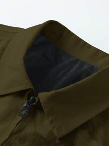 Manfinity Roghcode Chaqueta casual de manga larga con cremallera delantera y estampado de personajes para hombres - Verde militar - Ver 3