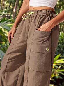 WanderVale Celana Capri Kargo Outdoor Minimalis Wanita dengan Tali Serut di Pinggang dan Kantong - Khaki - View 6