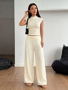 SHEIN PETITE 2件組女款夏季米色立領百褶上衣與長褲套裝，休閒居家服舒適兩件式女裝，運動穿搭旅行裝，適合嬌小女性 - 杏色 - 查看 5