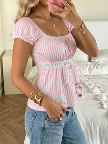 CovetEZ HELLO KITTY AND FRIENDS | SHEIN 休閒極簡可愛聯名卡通對比蕾絲裝飾條紋女款T恤，適合春/夏 - 彩色 - 查看 9