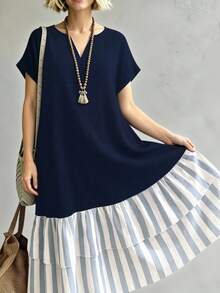 SHEIN LUNE CURVE 大尺碼女款夏季寬鬆極簡休閒度假V領短袖喇叭袖藍色拼接條紋雙層荷葉邊修身遮肉長洋裝 - 藍色 - 查看 4