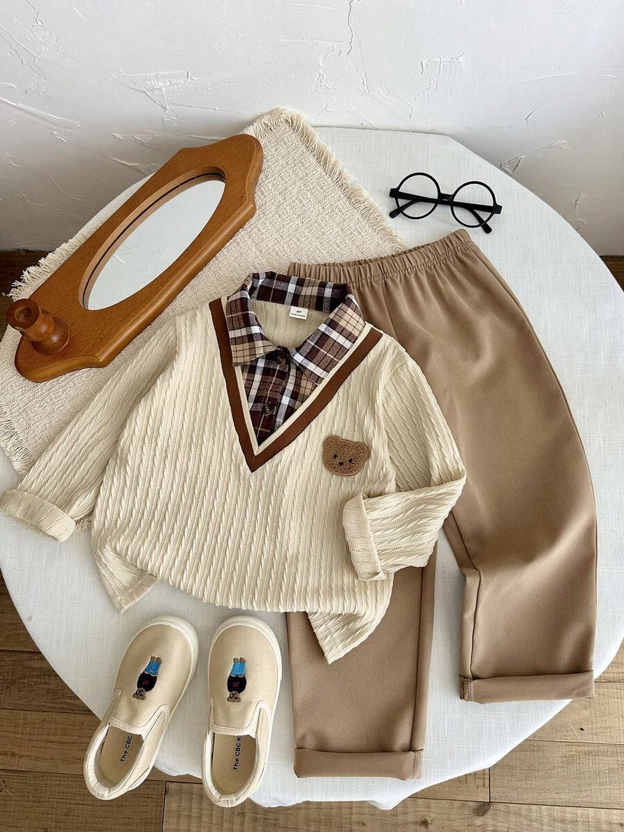 SHEIN 2件組幼童男童波羅衫長褲套裝，學院風卡其色奶油格紋領口熊貼布繡針織長袖V領休閒校園秋季生日男孩舒適穿搭 - 卡其色 - 查看 1