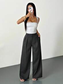SHEIN PETITE 女款極簡現代海軍藍條紋西裝褲－高腰寬腿褲，適合休閒、商務、通勤與正式場合。這款海軍藍條腿寬腿褲採用寬鬆版型與百褶設計，兼具休閒與專業風格 - 黑色 - 查看 10