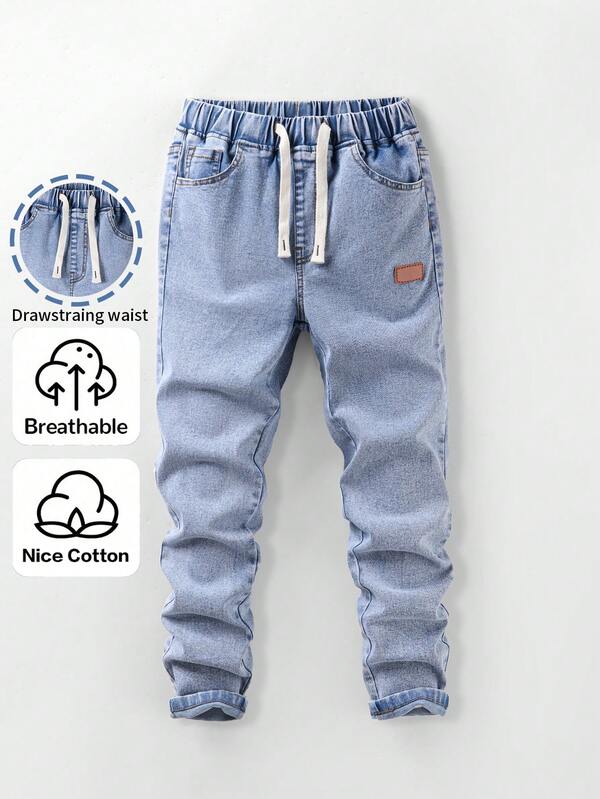 SHEIN Explorewe Celana Panjang Denim Anak Laki-Laki, Pinggang Elastis untuk Kenyamanan, Tali Serut yang Dapat Diatur, Patch Khaki di Bagian Depan, Potongan Slim Fit Cocok untuk Semua Musim, Dapat Dipadukan dengan Kaos, Kemeja atau Sweater, Cocok untuk Kasual Sehari-hari, Kampus atau Perjalanan Ringan, Gaya Cenderung Minimalis dan Nyaman, Warna Biru Muda Denim yang Dicuci