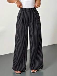 SHEIN PETITE 女款極簡現代海軍藍條紋西裝褲－高腰寬腿褲，適合休閒、商務、通勤與正式場合。這款海軍藍條腿寬腿褲採用寬鬆版型與百褶設計，兼具休閒與專業風格 - 黑色 - 查看 4